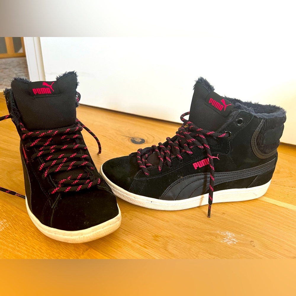 Puma women’s size 7 black suede fuzzy inside